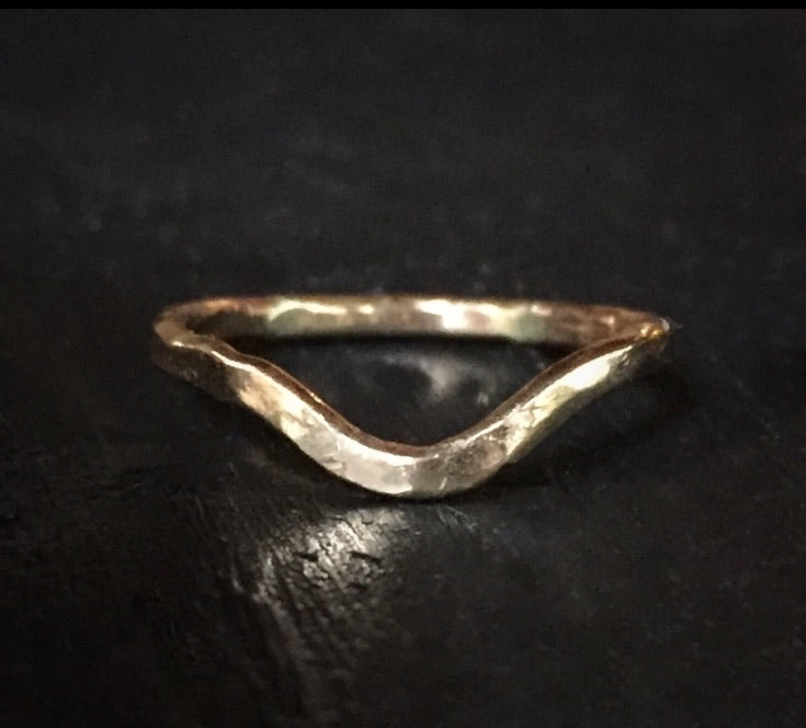Curved Hammered Band - Salt and Pepper Diamond Ring- mossNstone