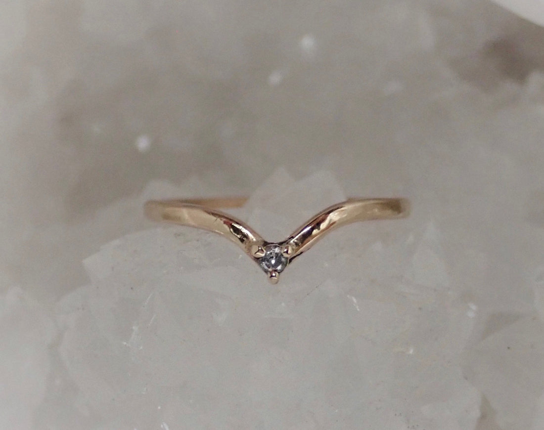 Chevron Band Prong Accent Diamond - Salt and Pepper Diamond Ring- mossNstone